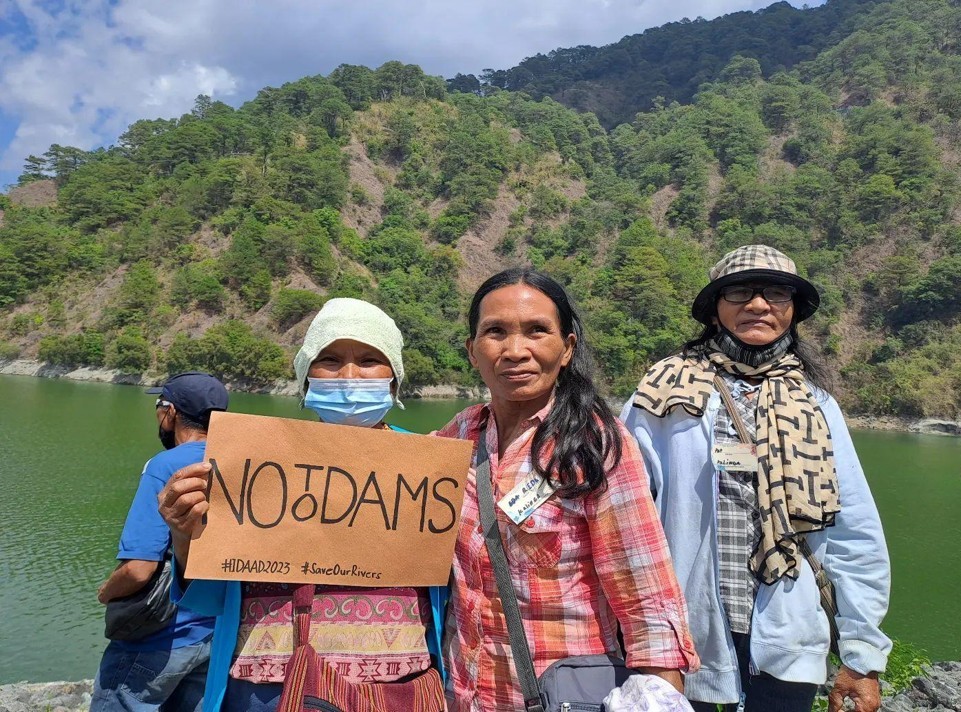 In 2023 protesteerden inheemse gemeenschappen in de Cordillera en Sierra Madre tegen waterkrachtprojecten die hun rivieren, voorouderlijke gronden en levenswijze bedreigen. © CDPC In 2023 protesteerden inheemse gemeenschappen in de Cordillera en Sierra Madre tegen waterkrachtprojecten die hun rivieren, voorouderlijke gronden en levenswijze bedreigen. © CDPC