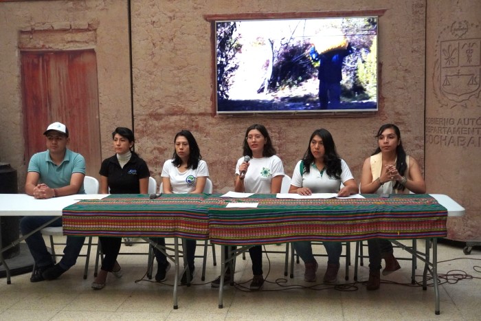 Tijdens een persmoment in maart stelt Juventud Consciente Voorstelling een manifest voor voor waterbeheer © Gaia Pacha