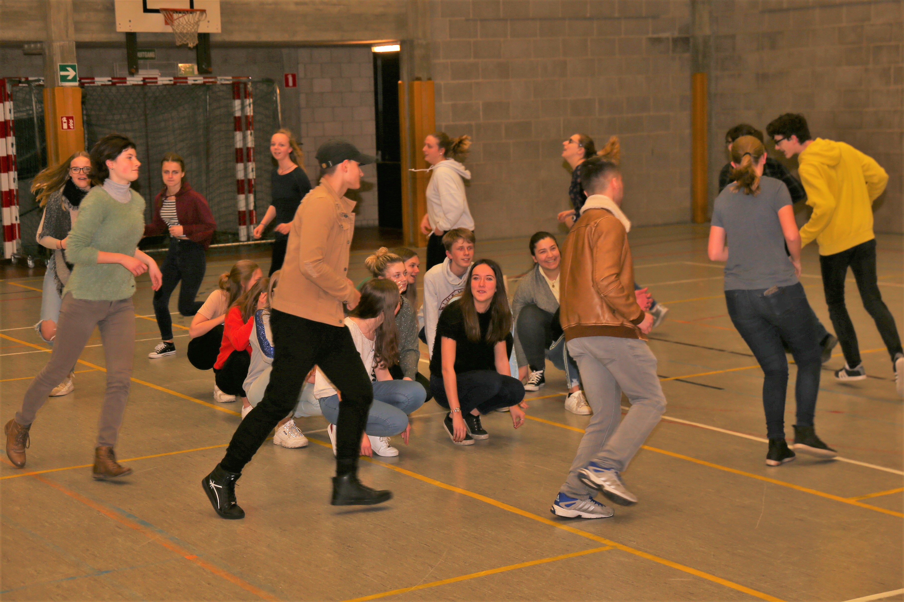 Leerlingen in actie tijdens de dansworkshop.