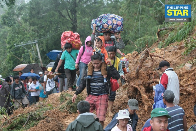 Mensen op de vlucht na de doortocht van tyfoon Ompong