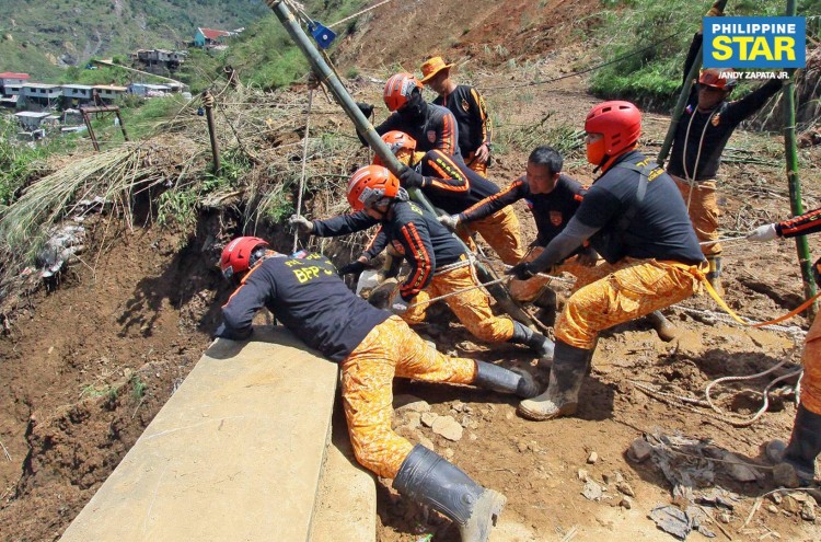 Hulpverleners proberen mensen te redden na aardverschuiving