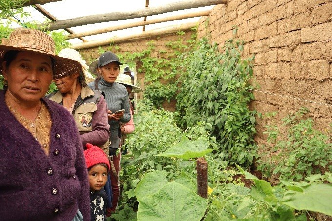 Elsa Mérida leidt andere familielandbouwers rond in een nieuwe serre, de eerste van het dorp. © AGRECOL