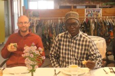 Jaap (Bolivia) en Doudou (Senegal) genieten van de lunch. Jaap (Bolivia) en Doudou (Senegal) genieten van de lunch.