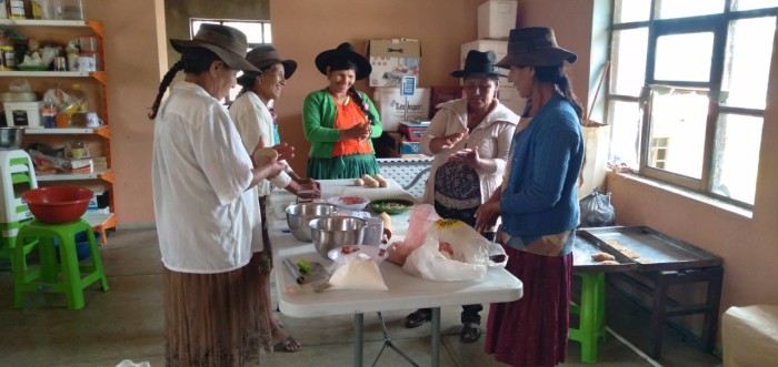 Leden van de producentenorganisatie uit het dorp Quinori, gemeente Pasorapa, bakken brood, 8 november 2022, fotograaf Edgar Hinojosa (Agrecol)