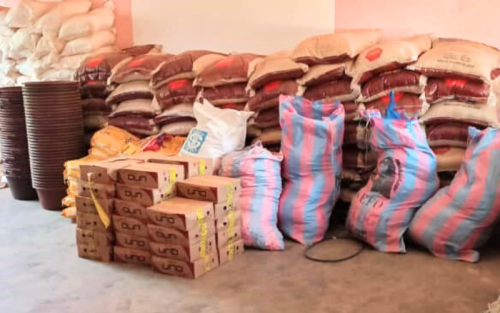 Foto van de voedsel- en hygiënepakketten door Pag-La-Yiri. Het voedsel is gekocht bij lokale vrouwengroepen om de plaatselijke economie te ondersteunen. 