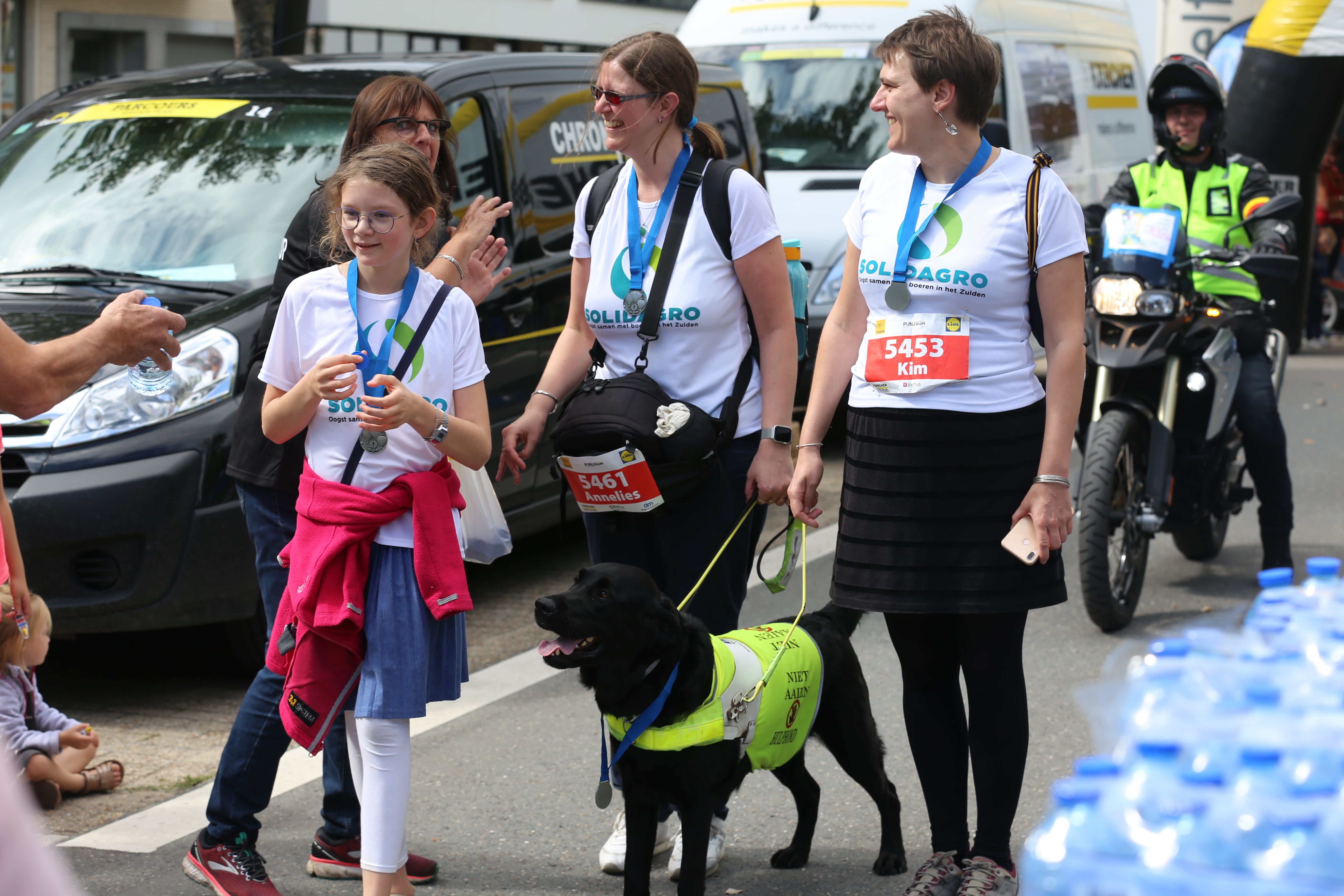 Ballonwandelaars: Ayla, Annelies, Troy en Kim.