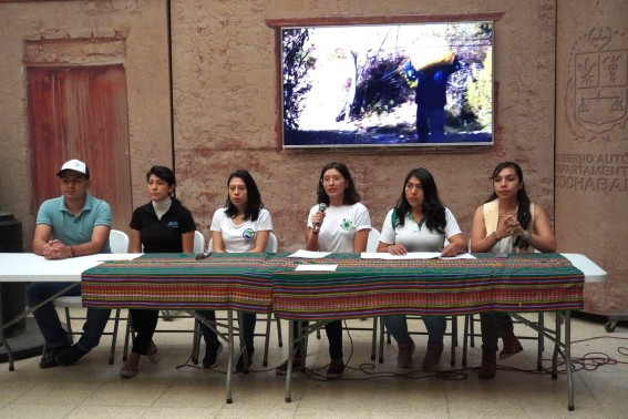 Enkele jongeren stellen het manifest voor in Cochabamba. Foto door Gaia Pacha