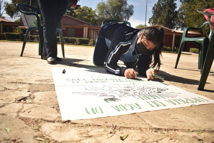 Paola Inés Avilés, 15 jaar, van de middelbare school Luis Guzmán, uit de peri-urbane stad Santivañez, departement Cochabamba, evenement met jongeren voor het uittesten van een Milieu Integratie Instrument (https://www.louvaincooperation.org/en/environment), 18-06-2022, fotograaf Maria Rene Lievana - Fundación Gaia Pacha