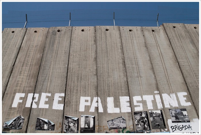 Israeli_West_Bank_barrier,_graffiti