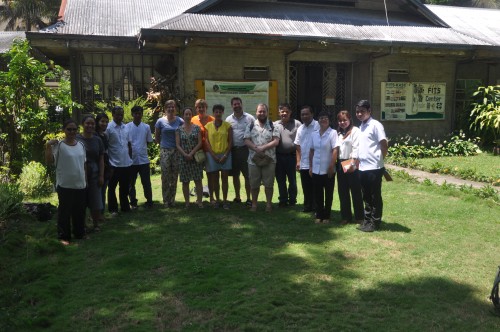 We werden hartelijk ontvangen op de 'Kalinga State Univerisity' voor een verkennend gesprek en een rondleiding op de campus. Onder de aanwezigen waren ook leden van het departement landbouw en vroedkunde. We werden hartelijk ontvangen op de 'Kalinga State Univerisity' voor een verkennend gesprek en een rondleiding op de campus. Onder de aanwezigen waren ook leden van het departement landbouw en vroedkunde.