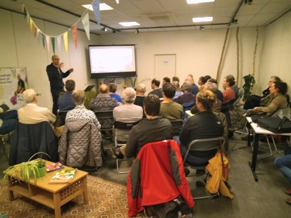 Philippe Vandewalle van De Zoetenhof geeft uitleg over de praktijk van voedselbossen.