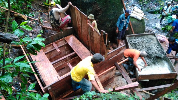 Allaguia Association constructing the water reservoir