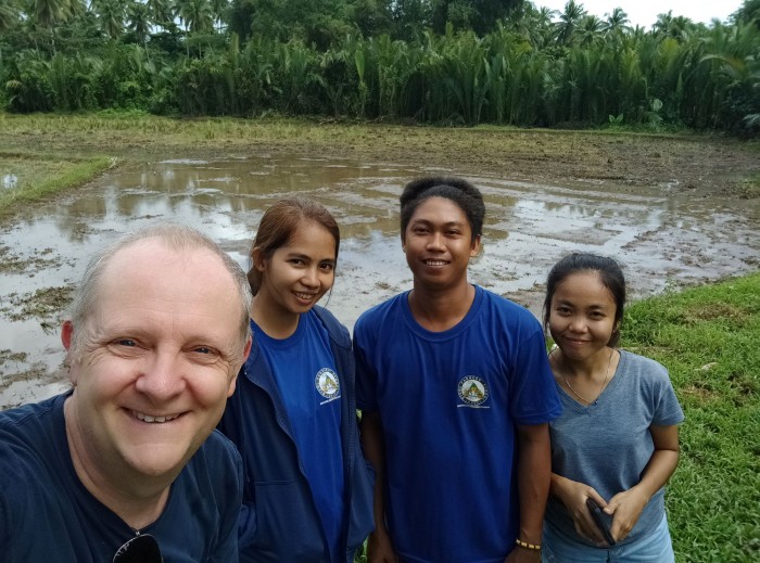 Programmabeheerder Pascal Van Driessche met studenten van Bicol Farmers School in Legazpi