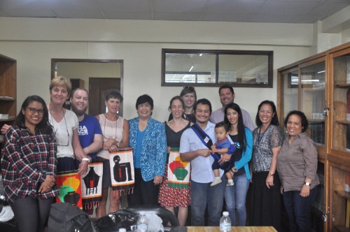 Een vruchtbare ontmoeting met 'Saint Luis University' in Baguio. Alle aanwezigen zijn enthousiast over mogelijke samenwerkingen tussen de universiteit, CDPC, Solidagro en Odisee. Uiteraard konden geschenkjes en een groepfoto niet ontbreken!
