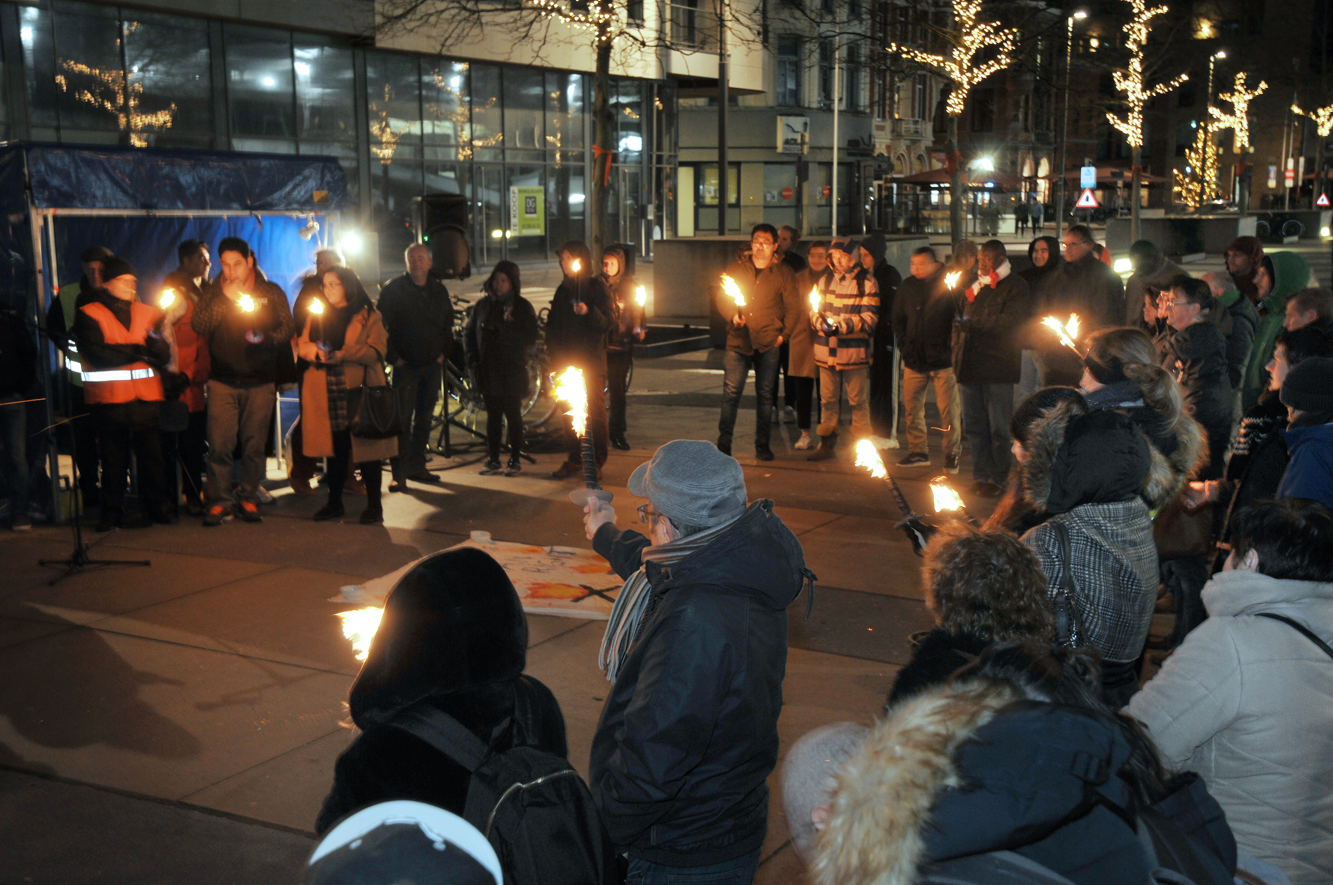 Aanwezigen 'Defend the Defenders' maken een cirkel vol lichtjes