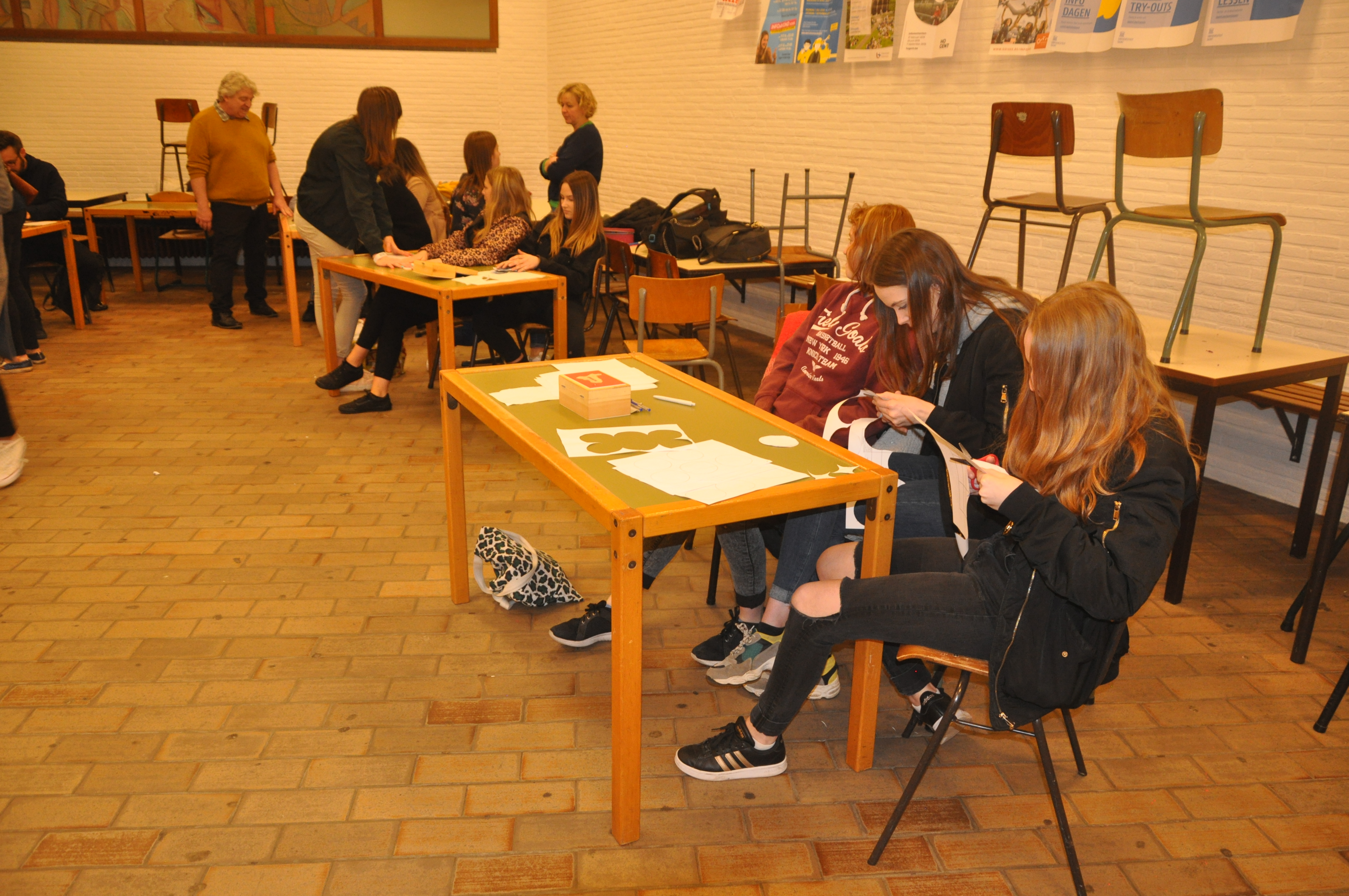 De Aanstokerij workshop: spel 'Papier hier, schaar daar'