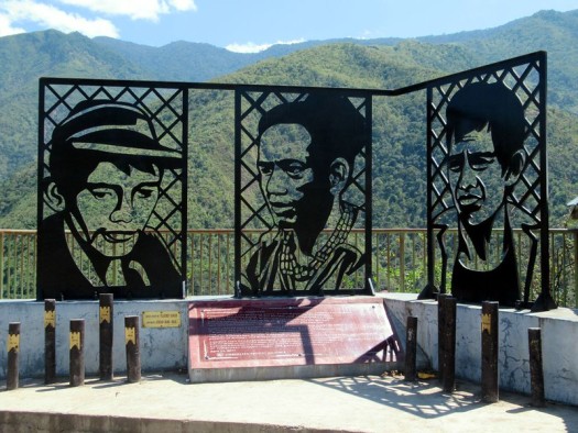 Monument ter ere van drie gedode leiders van indigene groepen die in de jaren '80 protesteerden tegen het bouwen van de dam.