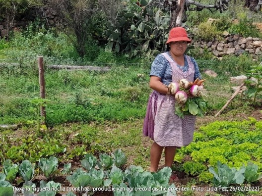 Roxana Riguera Rocha toont haar productie van agro-ecologische groenten (Lidia Paz 26-02-2022)