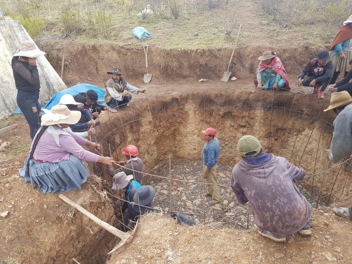 Inwoners van het dorp Raqay Pampa, gemeente Totora, bouwen een watertank van 30 m3 voor een betere toegang tot irrigatiewater van 26 gezinnen, 8 december 2022, fotograaf Samir Cadima (Agrecol).