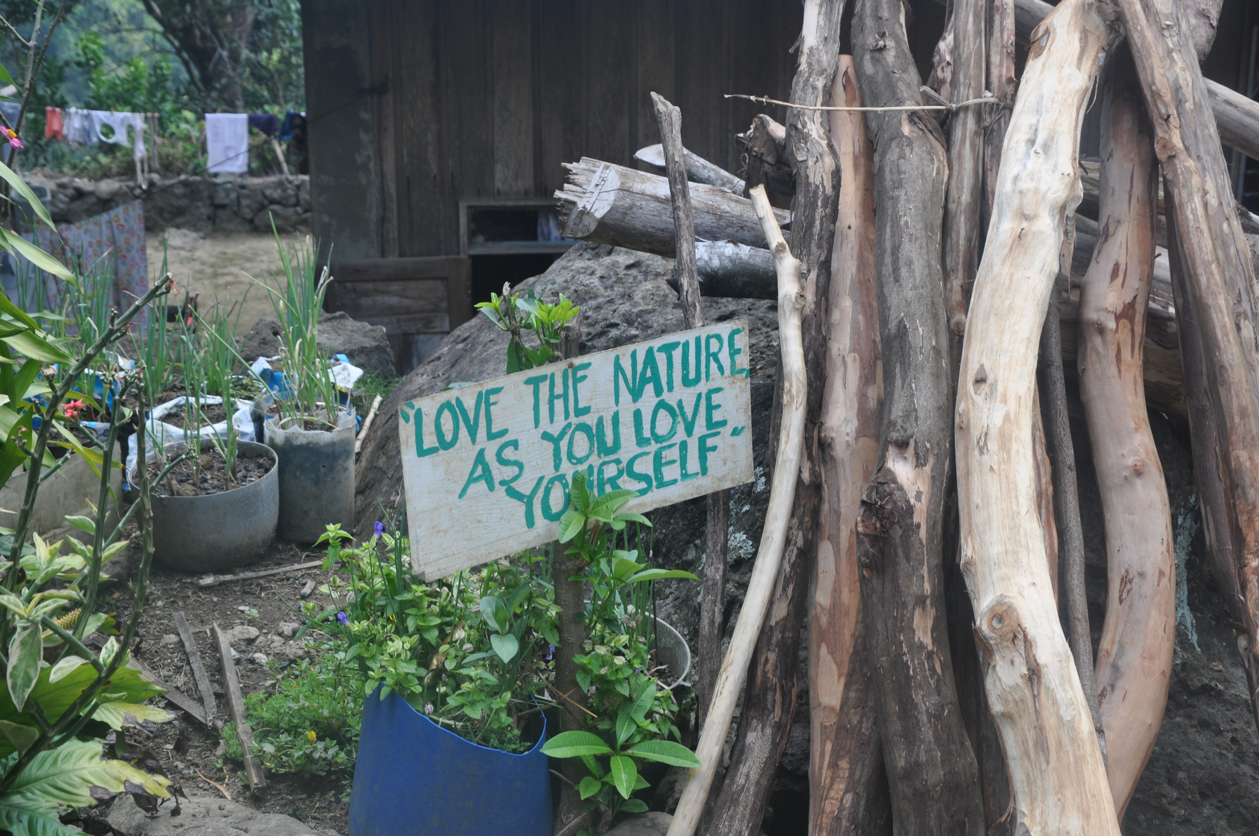 In de gemeenschappen nemen zowel kinderen als volwassenen hun verantwoordelijkheid ten opzichte van de aarde en de natuur op. 'Love nature as you love yourself', leef met respect voor de natuur en jezelf.