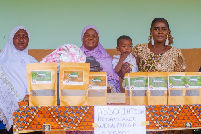 Producenten verkopen soumbala, een gefermenteerde pasta gemaakt van het zaad van de Afrikaanse johannesbroodboom. Het wordt in West-Afrika veel gebruikt als smaakmaker voor soepen en rijst.