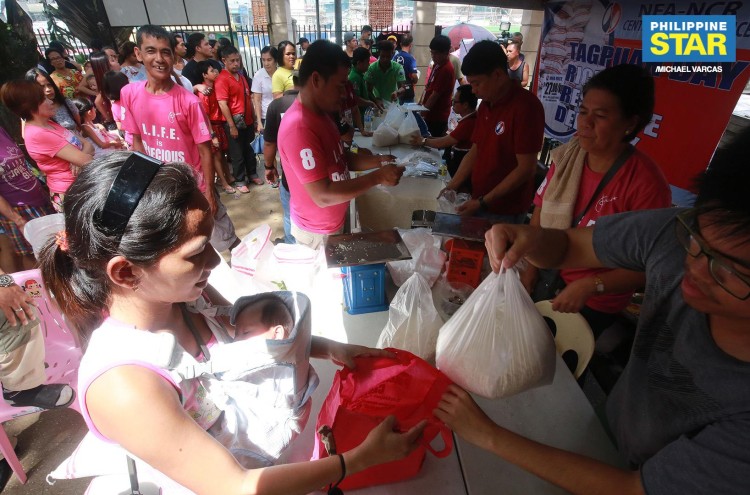 Hulpverleners delen voedsel uit aan de slachtoffers van tyfoon Ompong