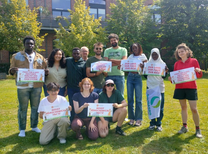 Foto genomen met enkele collega's en de jongeren van partnerorganisatie Dwagulu Dekkente in Sint-Niklaas, tijdens de actiedag tegen de Filipijnse Golden Rice.