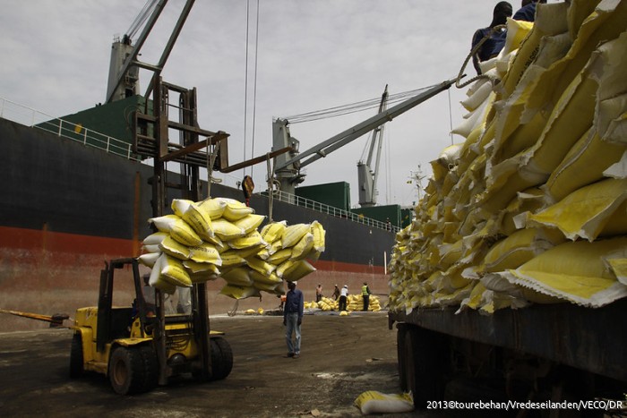 Import van Chinese rijst in de haven van Dakar (2013)  CC BY-NC 2.0. Rikolto