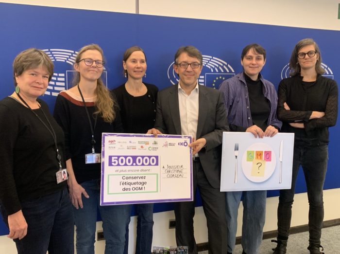Met vertegenwoordigers van de coalitie tegen de versoepeling van de ggo-regelgeving en Europarlementslid Christoph Clergeau (midden)