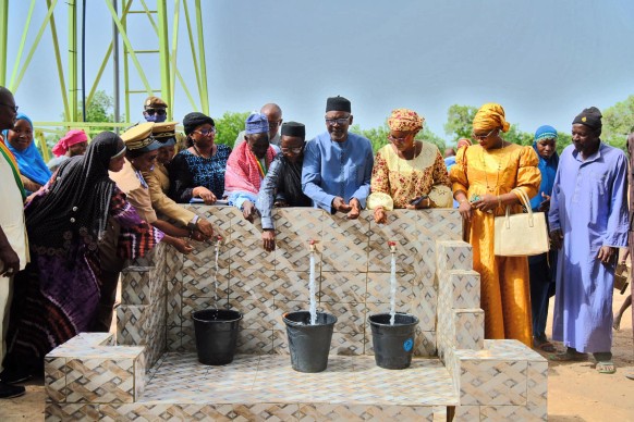 Illustratief beeld van de voorstelling van een waterproject in cercle Barouéli, waar onze partners ook aan waterbeheer doen. Bron: Koulouka.ml.