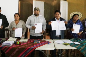 Gemeenteraadsleden en burgemeester Jhony Cuchallo ondertekenen op 9 december in het gemeentelijk theater van Totora de wet rond voedselveiligheid. Bron: Agrecol Andes
