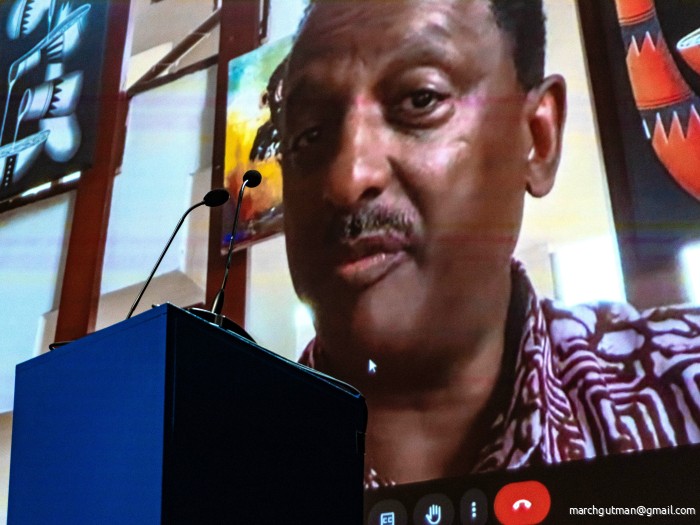 Million Belay belde in vanuit Ehtiopië Million Belay belde in vanuit Ethiopië. Foto door © March Gutman (klik op de foto om door alle foto's te scrollen)