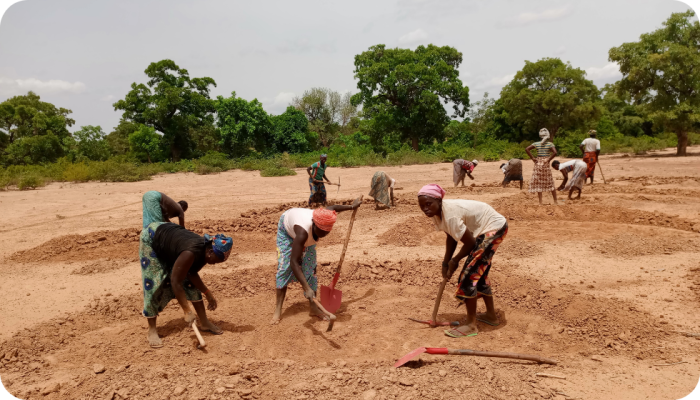 "De woestijn te slim af zijn": met de halvemaan-techniek wordt grond weer vruchtbaar gemaakt. © APEDR