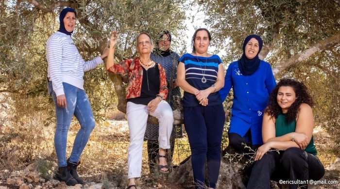 Een deel van de groep vrouwen achter Sindyanna of Galilee