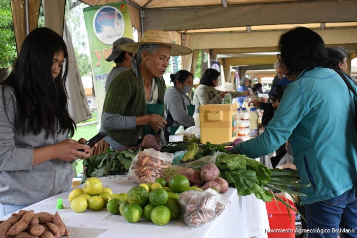 Het kan anders: op de Feria Agroecológica Derpartamental Cochabamba konden burgers onbespoten producten kopen. © Movimiento Agroecológico Boliviano