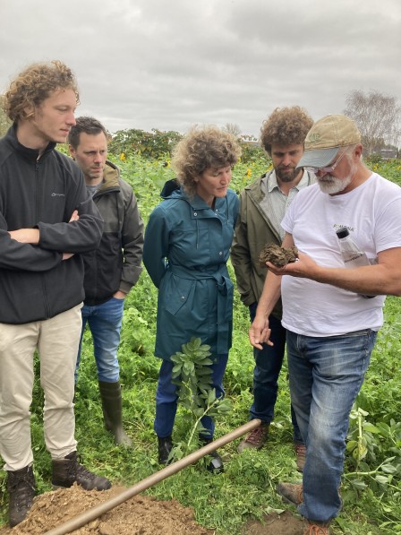 Mark Shepard, Laura van Selm (Pomona) en anderen doen mee aan een bodemanalyse tijdens de agro-ecologische waterdag voor boer.inn.en en burgers.