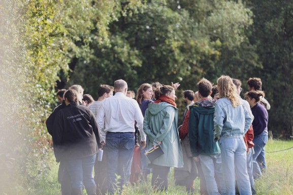 Terreinbezoek tijdens de masterclass van HOGENT: Ontwerpen met water. Foto door Laurens Van Dessel. 