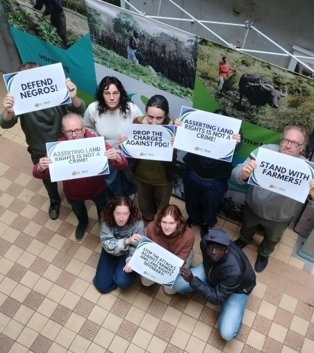 Stand with farmers! Enkele collega's van Solidagro doen mee aan de actie tegen red-tagging door de Filipijnse overheid. Foto: Solidagro