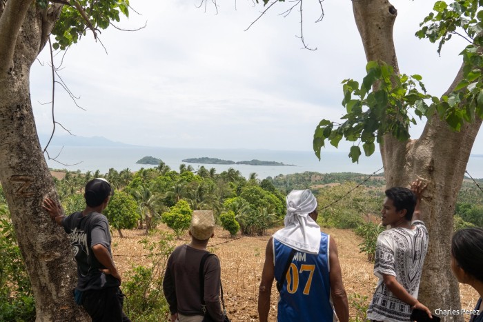 Enkele landbouwers kijken uit over Calabanga. Foto door Charles Perez