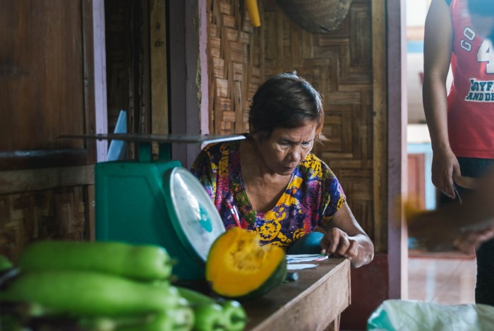 Nay Nena in hun door boerinnen geleide gemeenschapsmarkt © MASIPAG