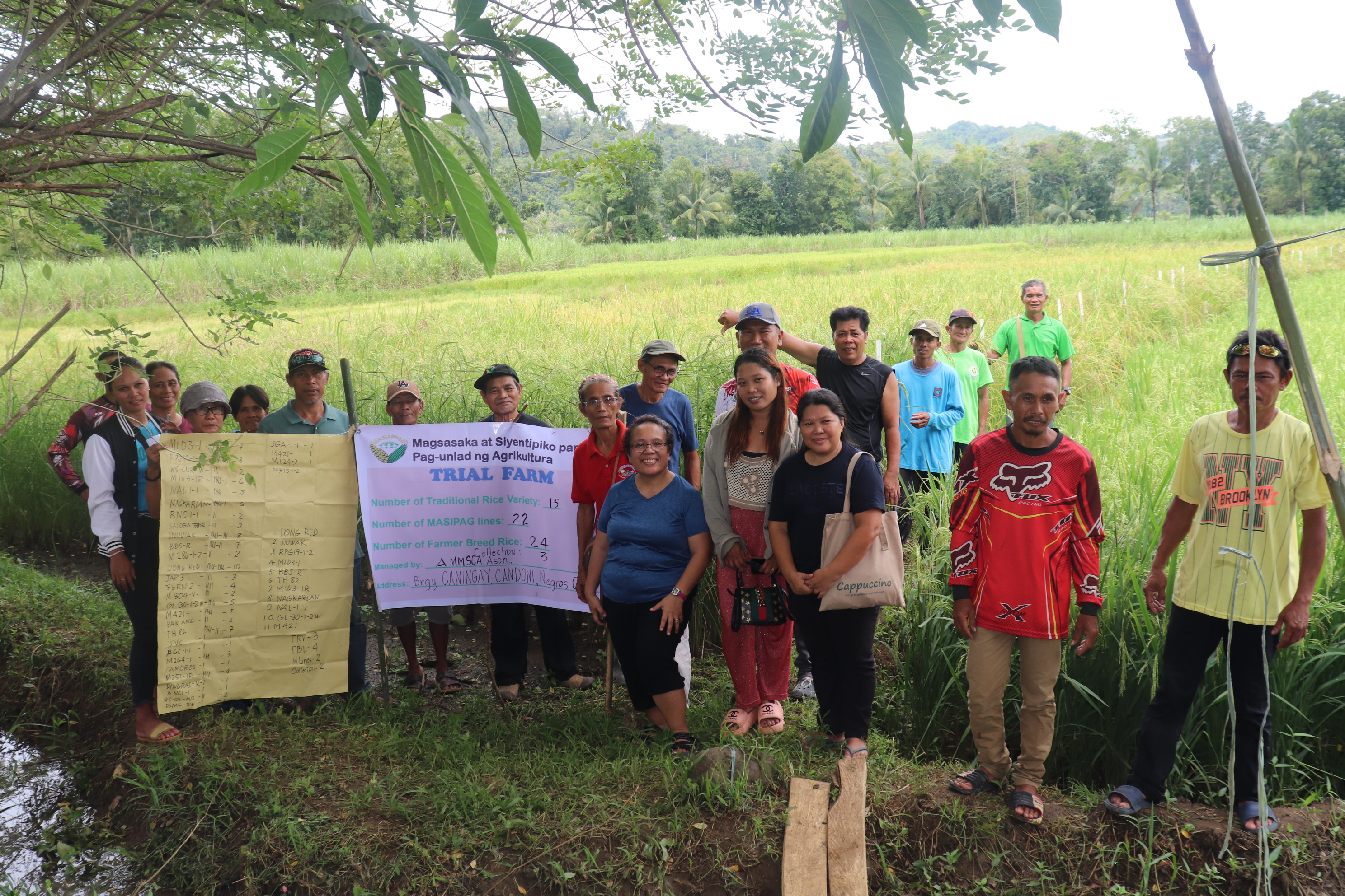 Group picture farmers field day.Oct2.JPG Group picture farmers field day.Oct2.JPG